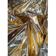 Couro metálico dourado com leves defeitos (vincos) - Comprimento 4 m x Largura 1,50 m